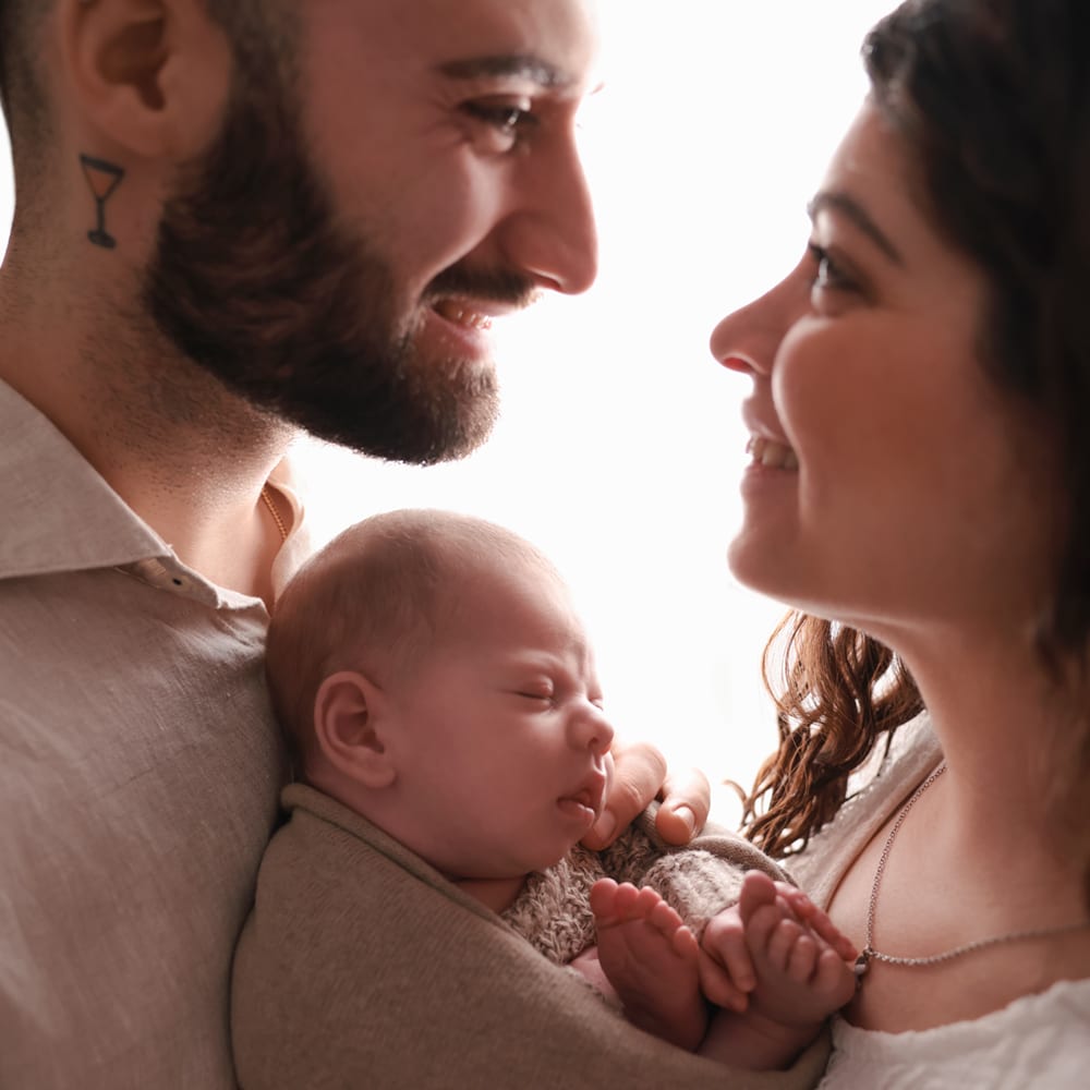 Fotografia newborn neonato in posa delicata
